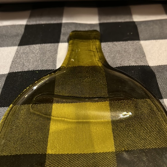Up cycled yellow/green wine bottle. Perfect for a cutting board or cheeseboard. - Picture 4 of 4